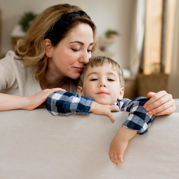 Mãe e filho abraçados, sorrindo, em momento de conexão em casa